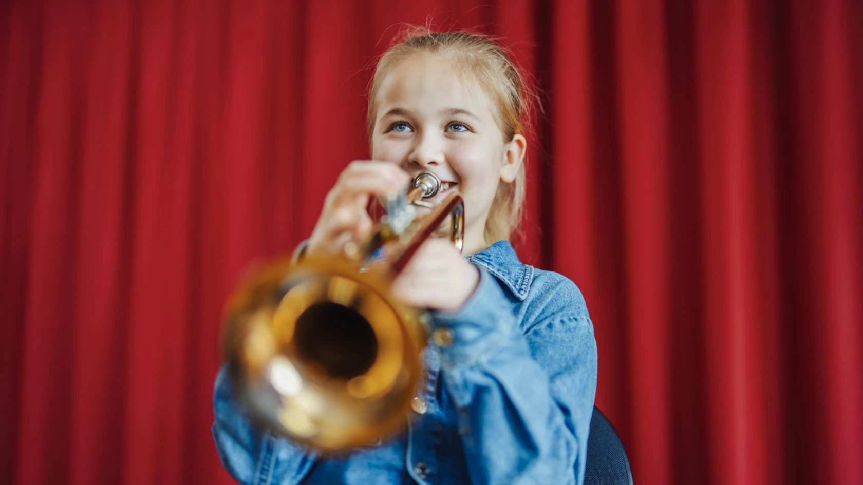 Flicka spelar trumpet