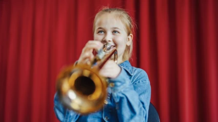 Flicka spelar trumpet