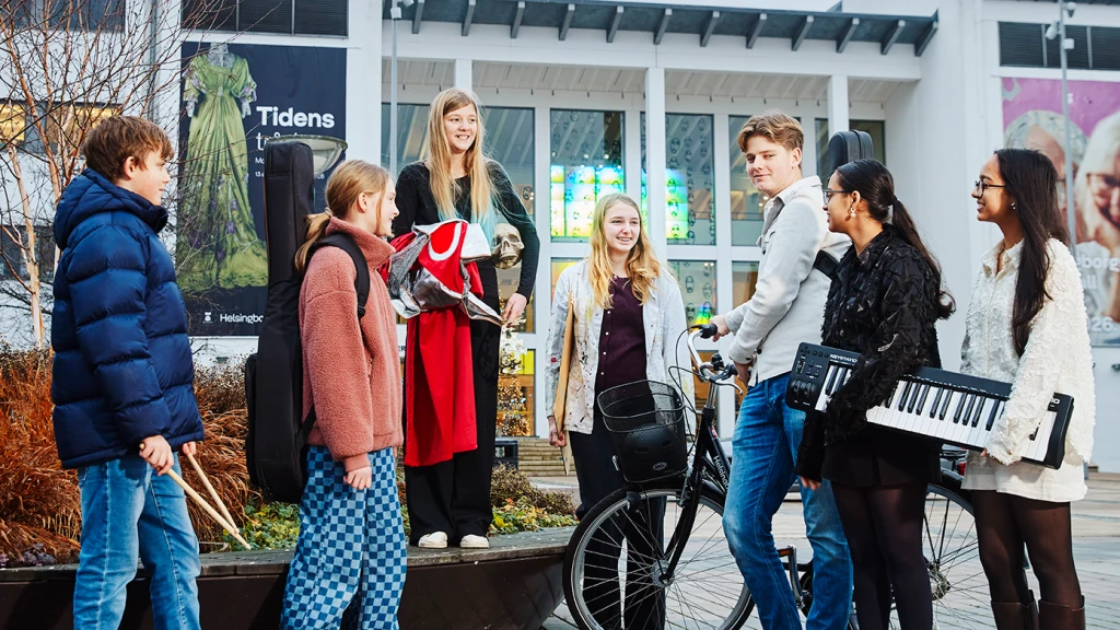 Barn framför Dunkers kulturhus