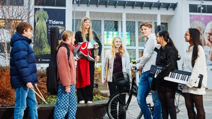 Barn framför Dunkers kulturhus