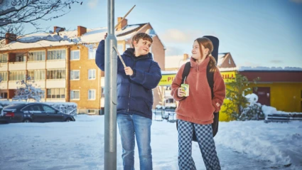 Kulturskolans elever på väg med instrument i snön