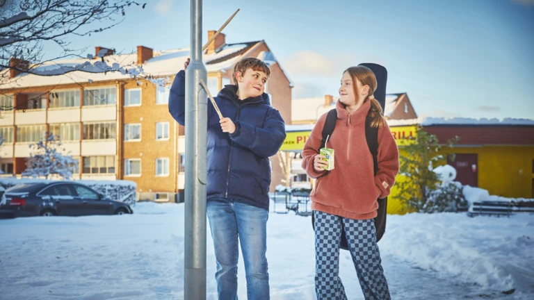 Kulturskolans elever på väg med instrument i snön
