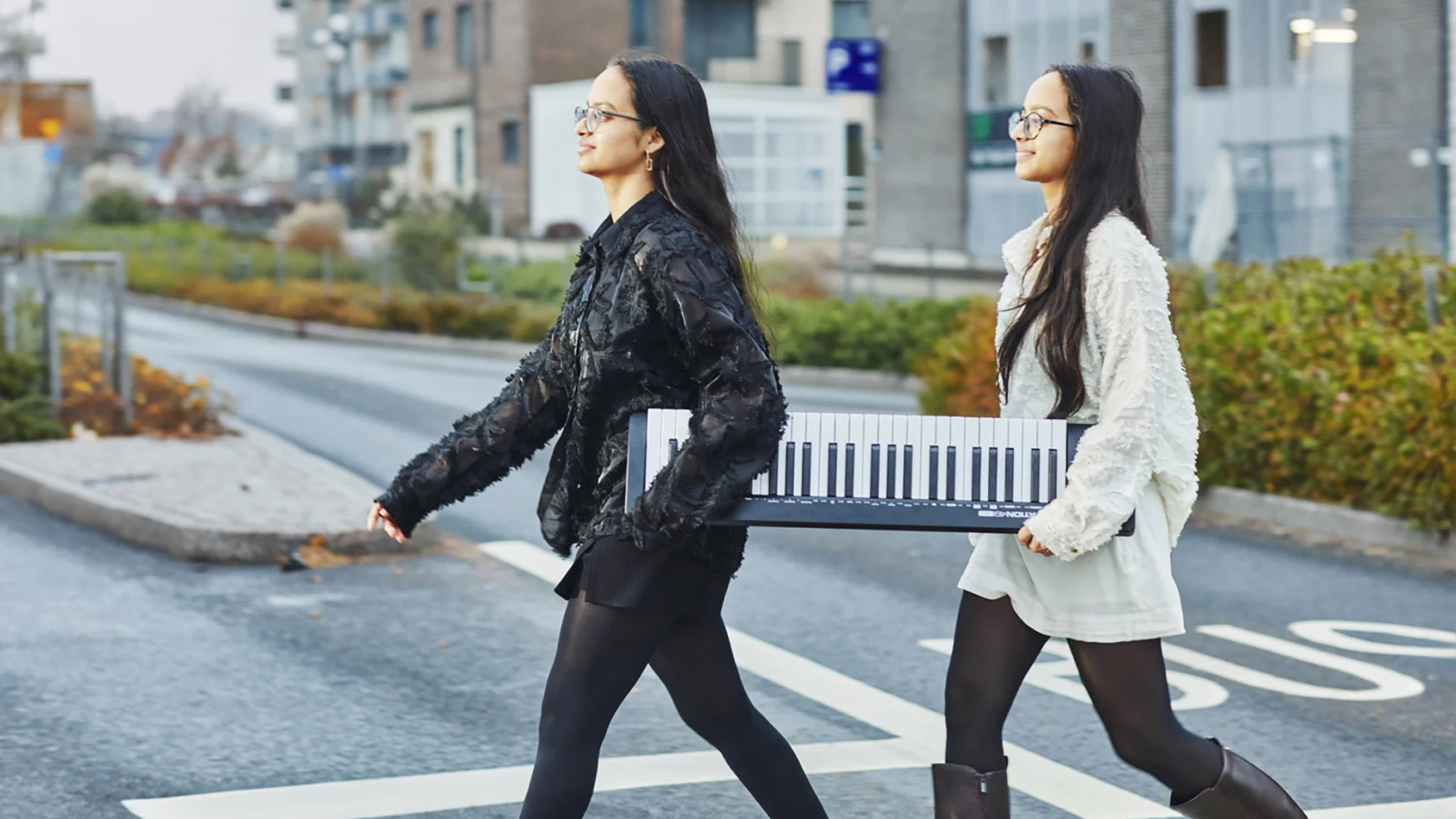 Kulturskolans elever på väg med piano under armen