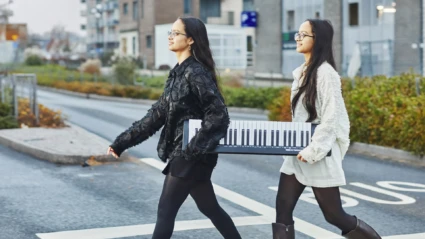Kulturskolans elever på väg med piano under armen