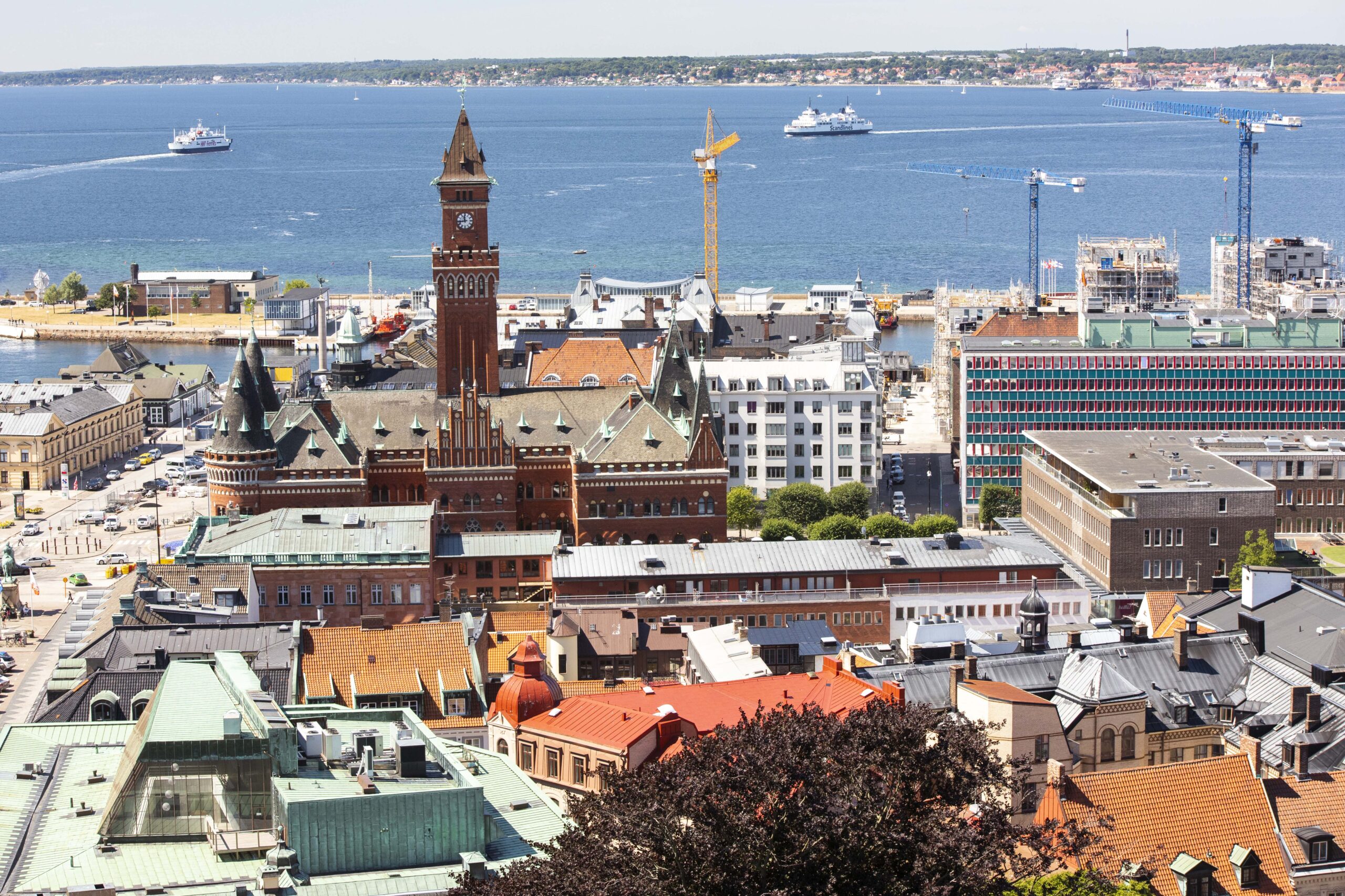 Helsingborgs centrum sett från Kärnan mot Sundet och Danmark 