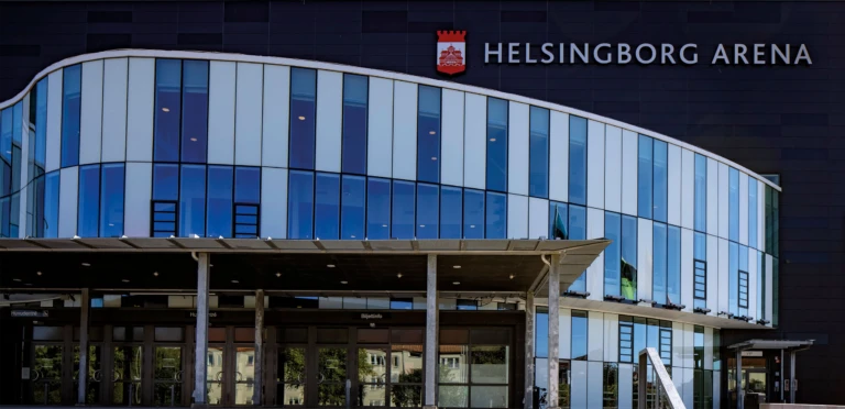 Foto av Helsingborg Arena, vy mot entrén och fasaden vid Mellersta Stenbocksgatan.