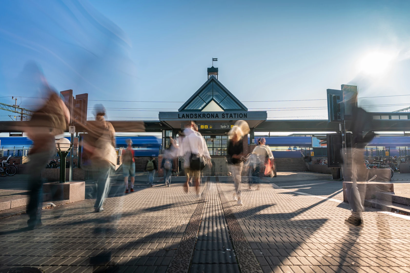 Människor rör sig på Landskrona station