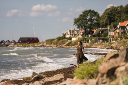 En kvinna går på en strand