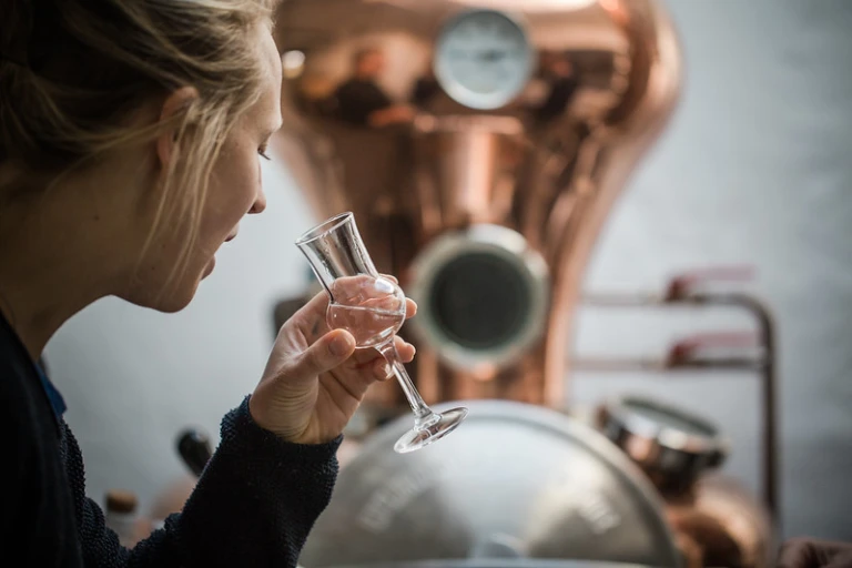 En kvinna provar vin