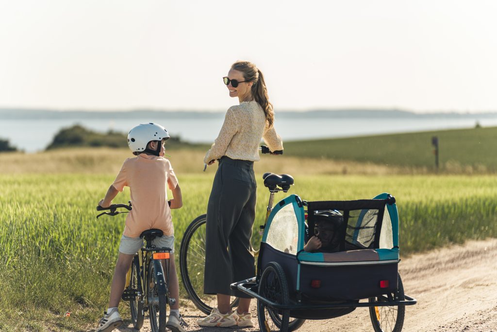 En kvinna och ett barn står med varsin cykel
