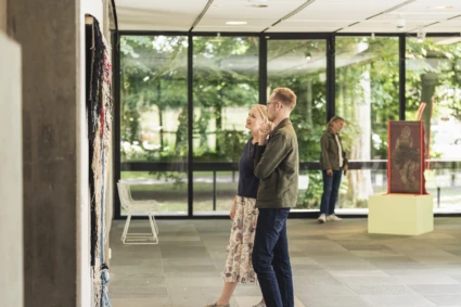 Två personer tittar på konst