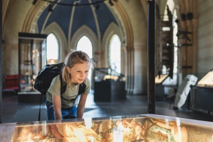 En pojke tittar på Tycho Brahe-museet