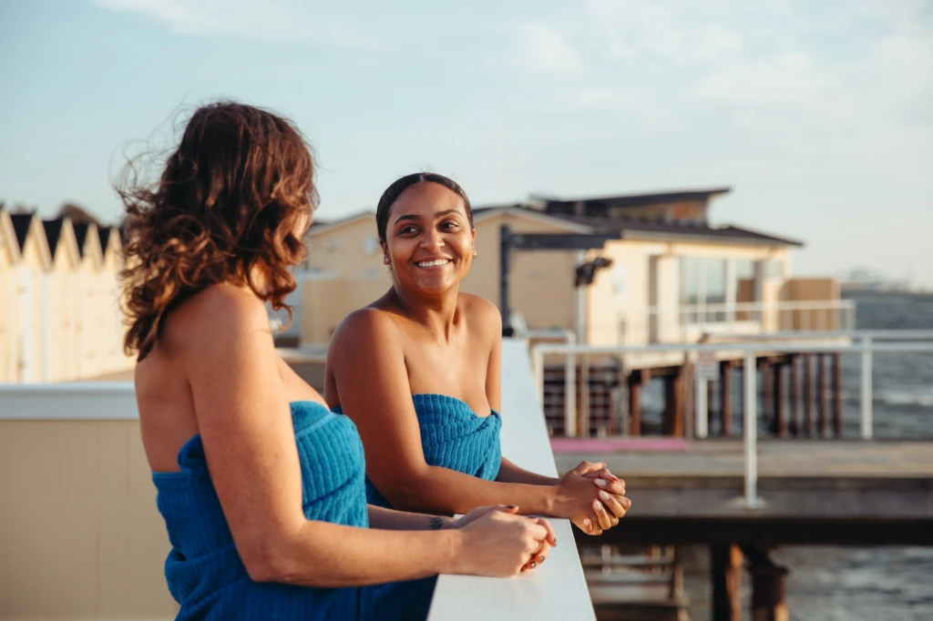 Pålsjö kallbadhus, två kvinnor står och pratar på bryggan