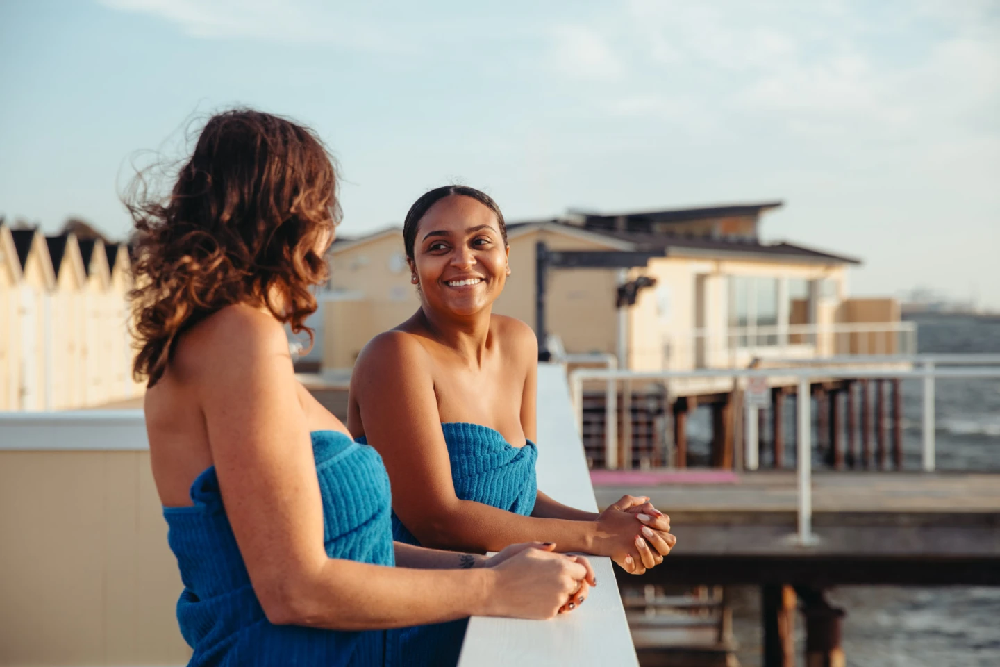 Pålsjö kallbadhus, två kvinnor står och pratar på bryggan