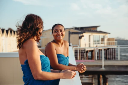 Pålsjö kallbadhus, två kvinnor står och pratar på bryggan