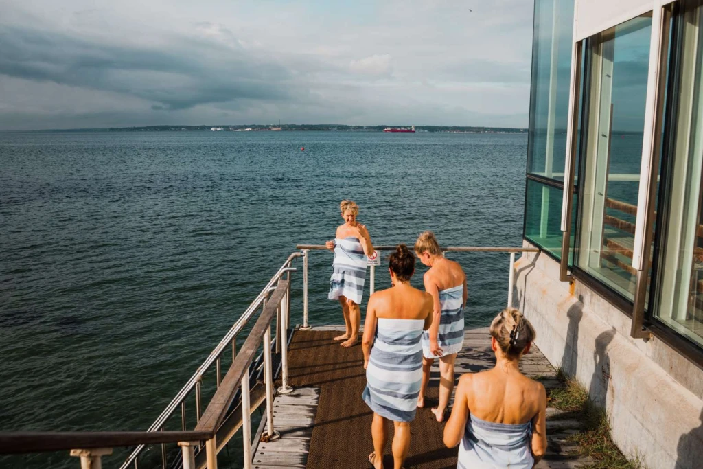 Kvinnor på väg i för kallbad