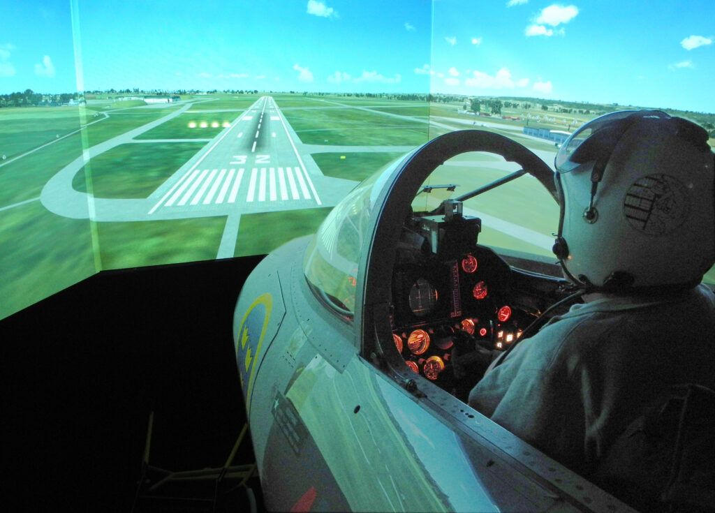 En person sitter i ett flygplan