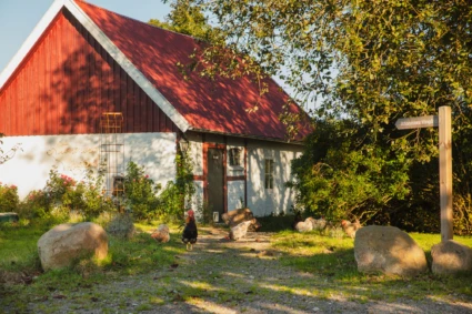 rött pittoreskt hus på Aftonmora vingård