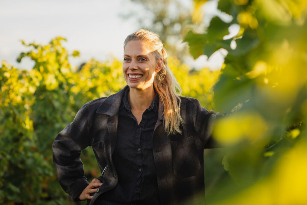 ägare Sandra, aftonmora vingård ute vid vinrankorna