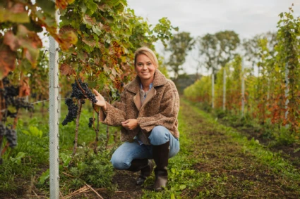 Halldora Koeningsegg vid sina vinrankor