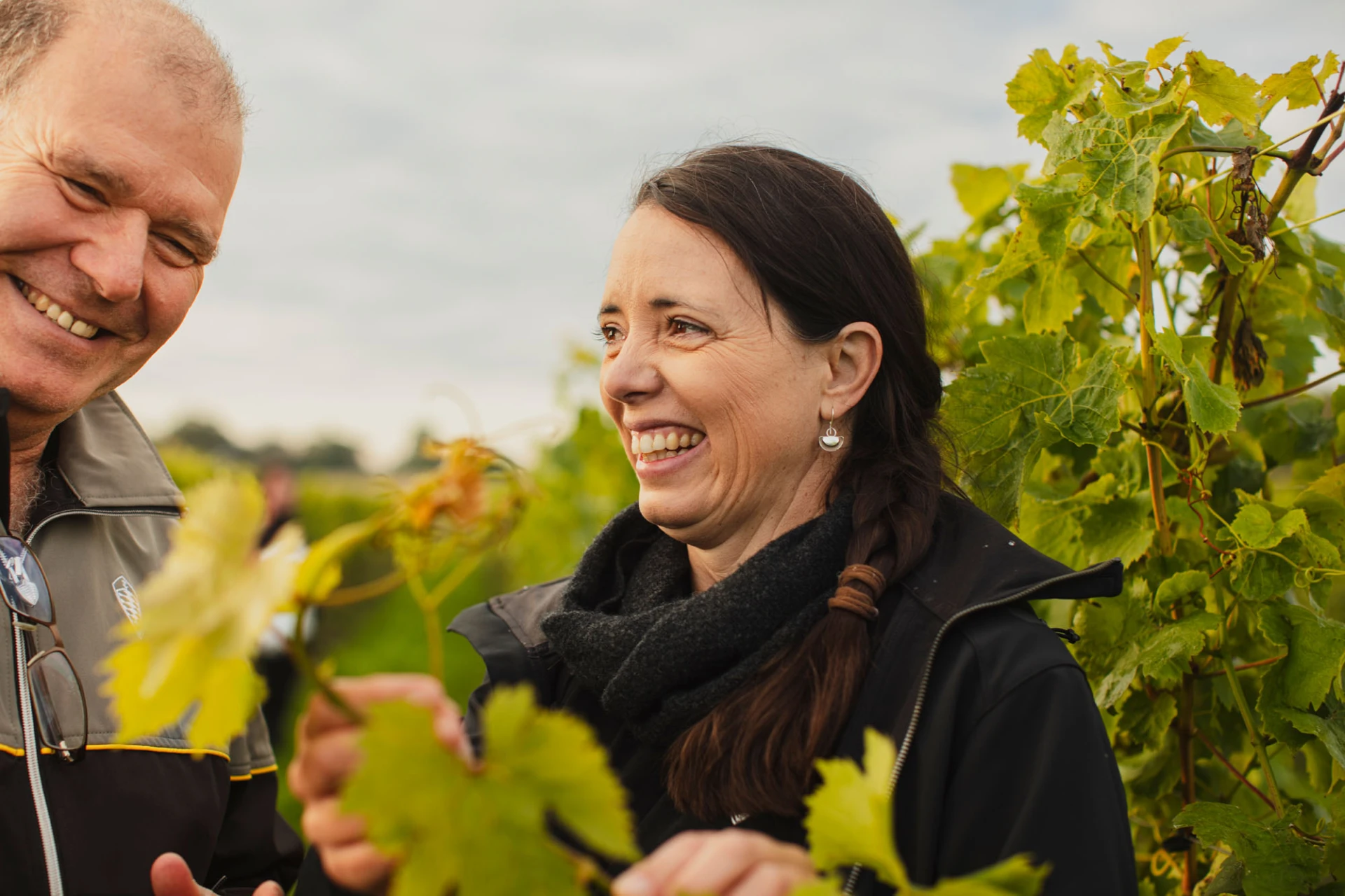 två personer som arbetar på Halldora vingård