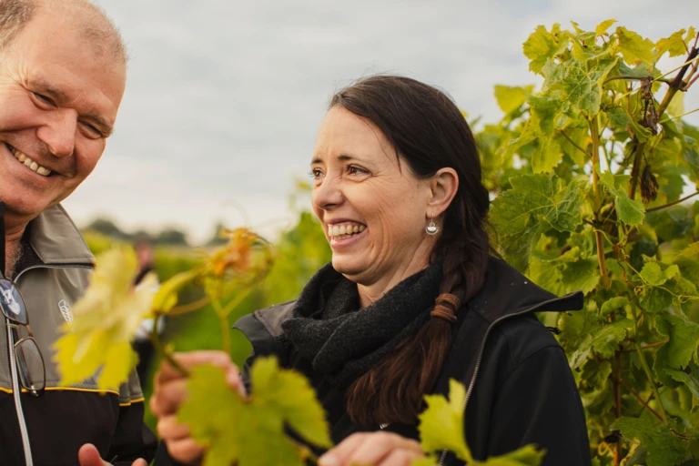 två personer som arbetar på Halldora vingård