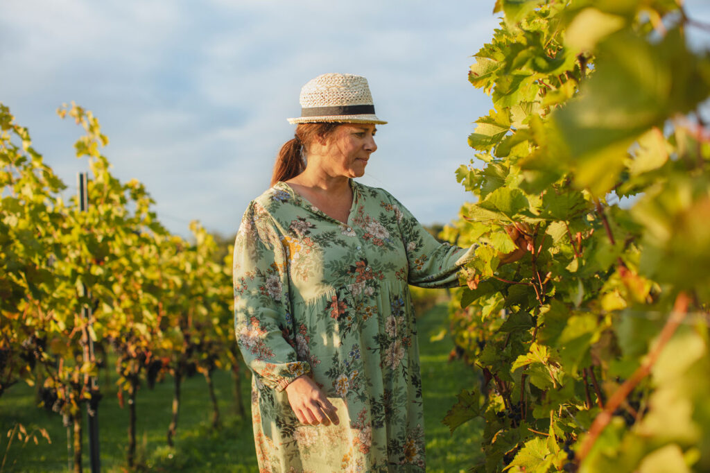 Tina Berthelsen, ägare Lottenlund Estate vid vinrankorna