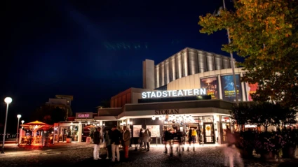 fasaden på Helsingborgs stadsteater i kvällsljus