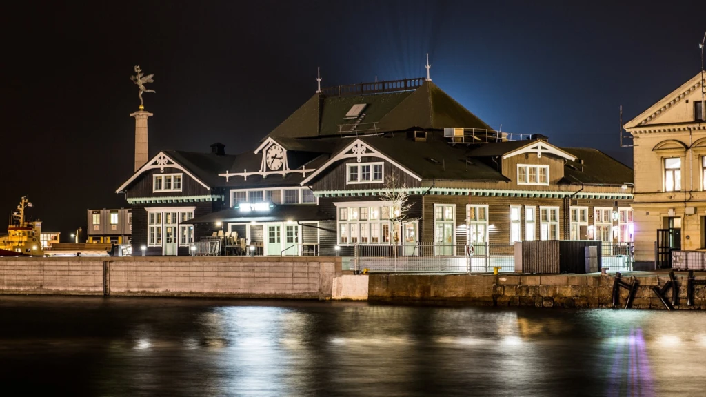 The tivoli i kvällsljus från havet
